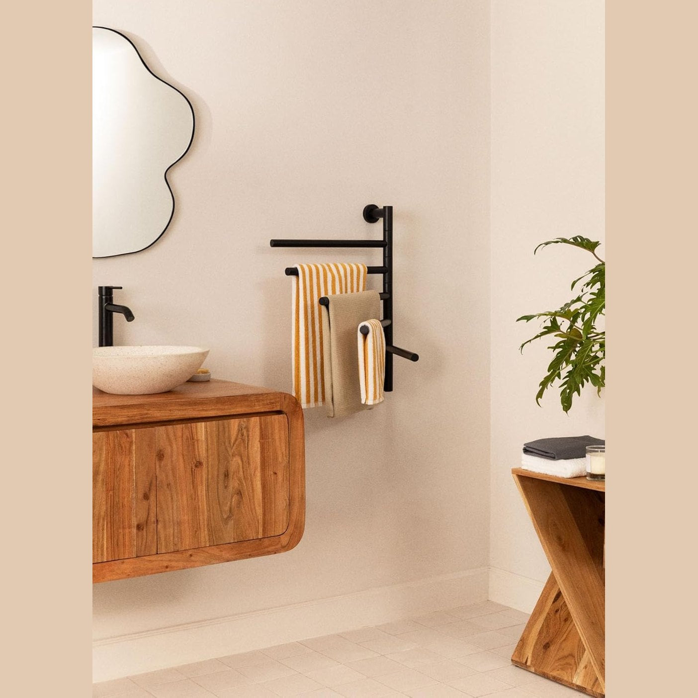 Create - Warm Towel Minimal/Electric Towel Rail with 180° Swivel Bars Black / 62.5 x 51.5,80W