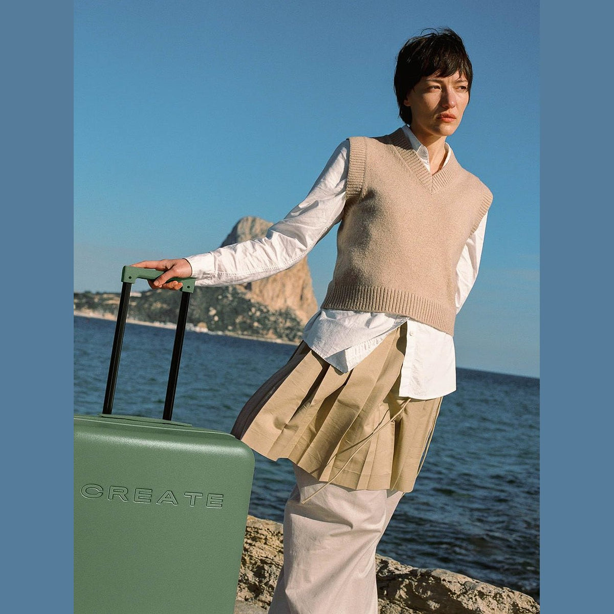CREATE Luggage Studio/Polycarbonate Suitcase Sage Green / 47 x 27 x 66 cm / TSA Padlock, 4 Multidirectional Double Wheels, Interior Organiser, Strong and Durable Materials